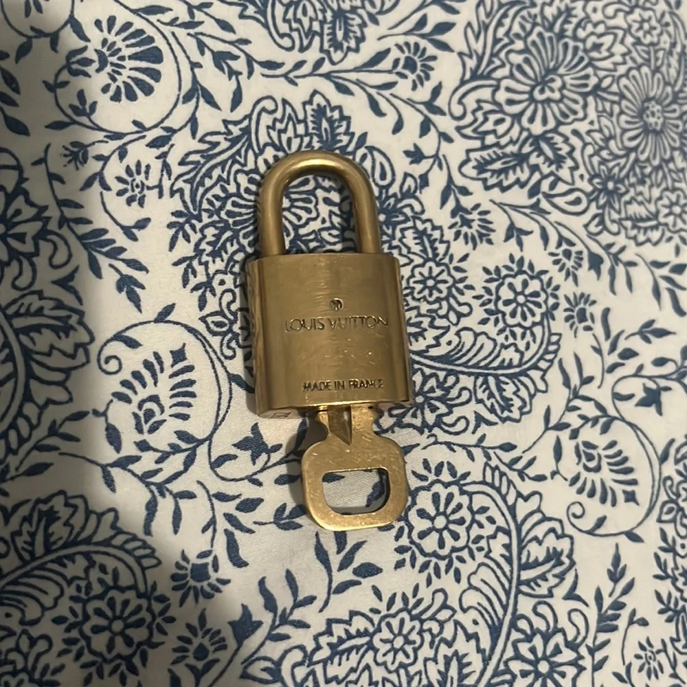 Louis Vuitton Lock and key #302 - Picture 2 of 3